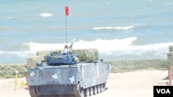 俄羅斯組織的2015年海軍陸戰隊軍事比賽活動舉行期間中國軍隊的兩棲登陸戰車在里海岸邊射擊靶標。(美國之音白樺拍攝) 