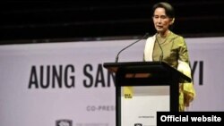 民主運動領袖昂山素姬星期三抵達悉尼對記者等講話