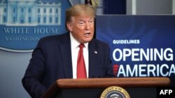 美國總統特朗普4月16日在記者會上呼籲要“重啟美國”經濟。