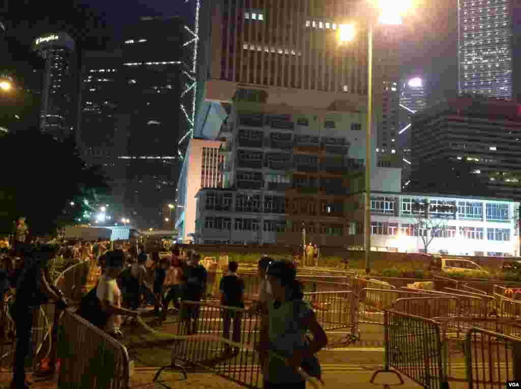 10月14日晚数以百计的香港示威群众和警察对峙，警方驱之不散 (美国之音海彦 拍摄)