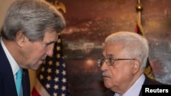 美國國務卿克里(右）星期四在約旦安曼會晤巴勒斯坦民族權力機構主席阿巴斯。
