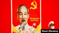 河內的越南國家會議中心外，一名戴口罩的越南士兵正在胡志明肖像前站崗。 （2021年1月28日）