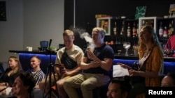 ຜູ້​ຊົມ​ທີ່​ສ່ວນ​ໃຫຍ່​ເປັນ​ຄົນ ຣັດ​ເຊຍ ເບິ່ງ​ການ​ສະ​ແດງ​ເວົ້າ​ຕະຫຼົກ ໃນ​ນະ​ຄອນຫຼວງ ແບ​ລ​ເກ​ຣດ, ປະ​ເທດ ເຊີ​ເບຍ.