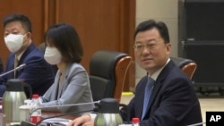 在美國副國務卿謝爾曼抵達天津濱海一號酒店前，時任中國外交部副部長謝鋒在會場等候。 （美聯社2021年7月26日）