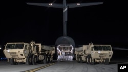 载有美国高空防御（萨德）系统到达韩国平泽的奧桑空軍基地(2017年3月6日)