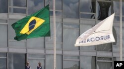 2016年11月29日，巴西首都巴西利亚的普拉纳尔托总统府外，巴西国旗与南美共同市场的旗帜一道，下半旗为坠机事故受害者致哀。