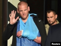 美國空軍士兵斯賓塞.斯通(Spencer Stone)2015年8月22日出院時向眾人揮手致意