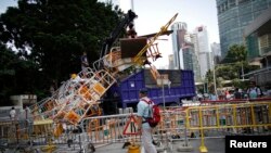 香港警察在清除路障