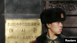 在北韓駐華大使館外站崗的中國武警(資料圖片)