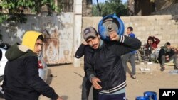 加沙民眾帶著煤氣罐等待從埃及進入加沙的油罐車給充填煤氣。（2023年11月25日）