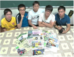 2010年”爱瞒日报”独立出刊。编采人员合照：周庭希（中）、崔子钊（右一）。（周庭希提供）