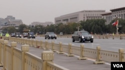 2017年11月8日，美国总统川普车队前往北京故宫途径天安门广场。（美国之音艾德拍摄）