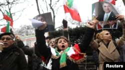 2018年1月2日，伊朗總統魯哈尼的反對者在伊朗駐倫敦大使館外抗議。