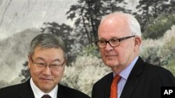 美国负责北韩事务的特使博斯沃思和韩国外长金星焕