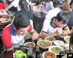 北京的“姚记炒肝店”在拜登副总统访问后顾客爆满，相当走红