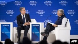 美國國務卿布林肯2024年1月17日在達沃斯世界經濟論壇與美國政治評論家托馬斯·弗里德曼交談。