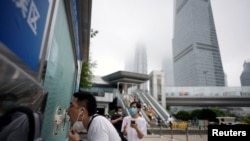 中國上海一名男子在陸家嘴金融區的一個核酸檢測點採集拭子（2022年6月2日）。