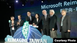 微軟於10月26日宣佈加碼投資台灣。左至右為台灣經濟部部長王美花、台灣國家發展委員會主任委員龔明鑫、台灣微軟總經理孫基康、台灣總統蔡英文、美國在台協會副處長谷立言、台灣科技部部長吳政忠、台灣行政院科技會報執行秘書蔡志宏。 （台灣總統府提供）