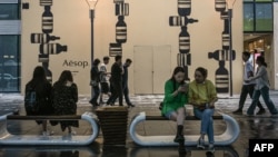 年輕人在北京的一處商場休閒。 （2024年5月10日）