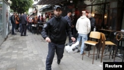 以色列警察在特拉維夫的槍擊現場（2016年1月1日）