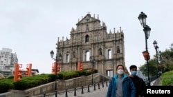 戴著口罩的男子在澳門聖保羅大教堂遺址前走過。 （2020年2月5日）