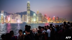 遊客觀看香港島夜景。（2018年10月3日）