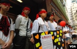 遊行人士手持的告示板上有公開信及網民留言，支持官立小學拒絕洗腦教育