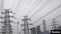 北京商業中心區旁的輸電塔。 （2021年9月28日）