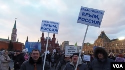 吞併克里米亞後，3月18日莫斯科紅場上官方組織的慶祝集會，參加者手舉標語：塞瓦斯托波爾，克里米亞，俄羅斯 。(美國之音白樺拍攝)