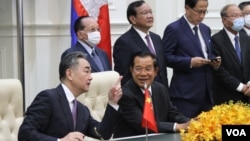 中国外交部长王毅和柬埔寨总理洪森10月12日在和平宫举行会谈