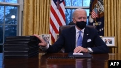 美國總統拜登簽署政命令。 （2021年1月20日）