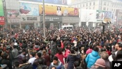 2月20號聚集在北京王府井麥當勞快餐店門前的人群