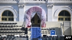 作为传统上美国总统宣誓就职典礼地点的美国国会大厦西面。（2025年1月17日）