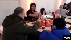 寫揮春，大家都期待新的一年裡大吉大利。(攝影：美國之音莫幹生)