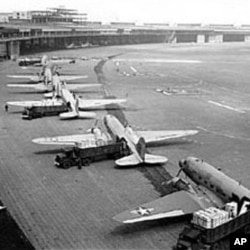 承担空运行动的飞机在柏林机场