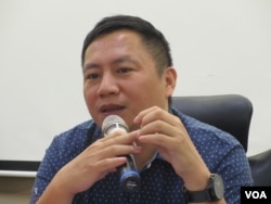 中國六四民運領袖王丹在新書發表會上講話（美國之音張永泰拍攝）