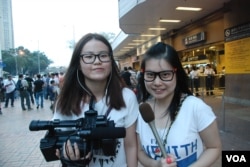 香港恆生管理學院新聞系學生江同學(左)及袁同學為拍攝水貨客的影片，一起參加水貨導賞團