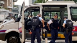 兩名香港國安法被告李宇軒及陳梓華8月19日出庭認罪，大批穿著防彈背心的警員在高等法院外戒備 (美國之音/湯惠芸)