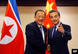 中国外交部长王毅和朝鲜外相李勇浩在在马尼拉的东南亚国家联盟外长及其对话伙伴会议期间举行双边会谈。（2017年8月6日）