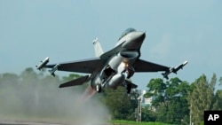 資料照片：台灣的漢光軍事演習裡，美國製造的F-16戰鬥機從公路上起飛（2015年12月16日）