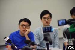 本土民主前線發言人梁天琦(左)與香港民族黨召集人陳浩天。（美國之音湯惠芸攝）