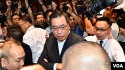 香港立法會主席梁君彥宣布6月20日表決逃犯條例修訂草案後，被多名民主派議員包圍抗議。(美國之音湯惠芸攝)