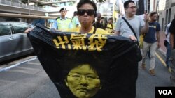 遊行人士手持諷刺特首林鄭月娥的”出氣袋”。(美國之音湯惠芸)