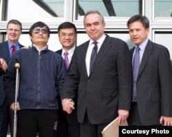 2012年5月，陈光诚在离开美国驻华大使馆前，同美国大使骆家辉、美国助理国务卿坎贝尔、副助理国务卿梅健华（右）等合影（美国驻北京大使馆新闻办公室）