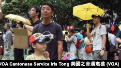 香港市民蔡先生帶同一對5歲及兩歲半的兒子參與六四遊行