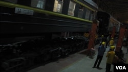 蒙古和中国采用不同铁轨标准，火车需要在两国边界换轨。（美国之音白桦拍摄）