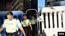 警員在水馬陣巡邏 (美國之音湯惠芸拍攝)