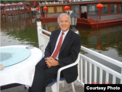 美中关系全国委员会会长欧伦斯2004年在北京后海 （欧伦斯提供）