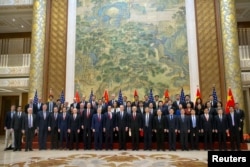 美中贸易谈判代表团成员在北京钓鱼台国宾馆合影(2019年2月15日)