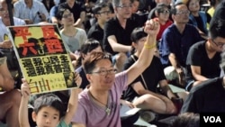 有香港家長帶同年幼兒子參與支聯會維園六四燭光集會 (美國之音湯惠芸拍攝)